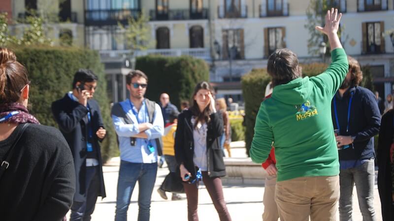 Travel guide Enrique guiding a tour