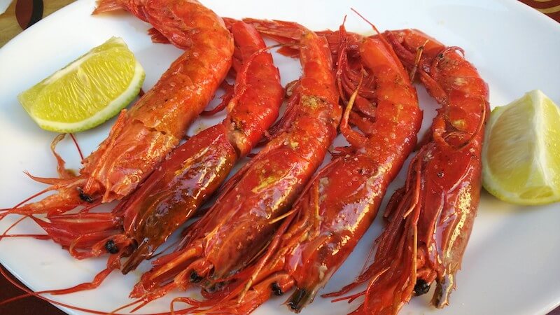 Shrimps served with lemon